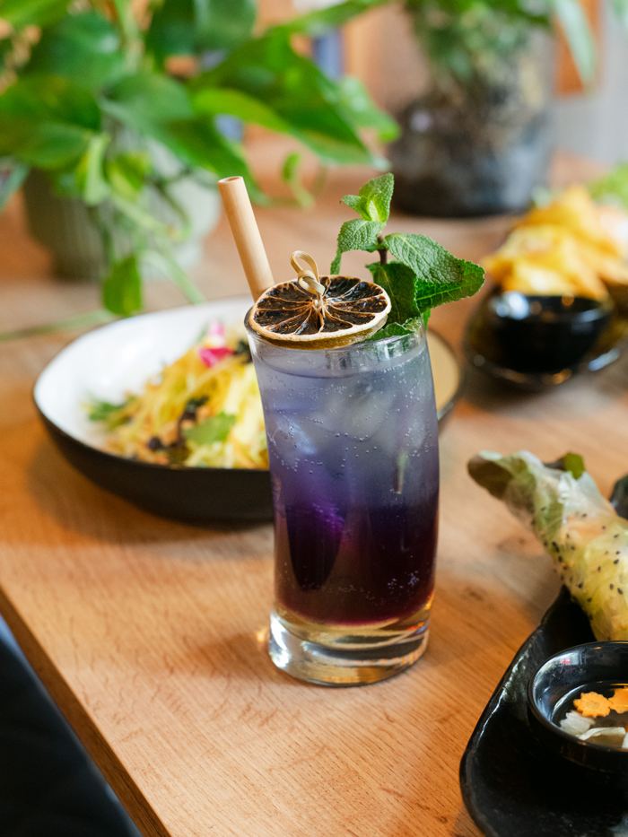 Blaue Butterfly Pea Limonade auf einem Holztisch