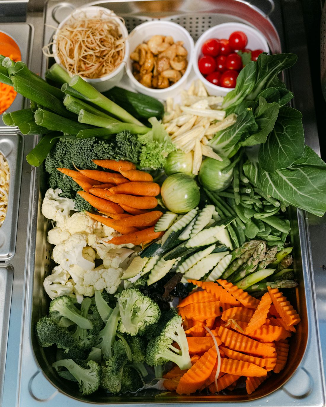 Frisches Gemüse für den Tag: Brokkoli, Karotten, Blumenkohl, Pak Choi, Zucchini, Spargel und Kirschtomaten